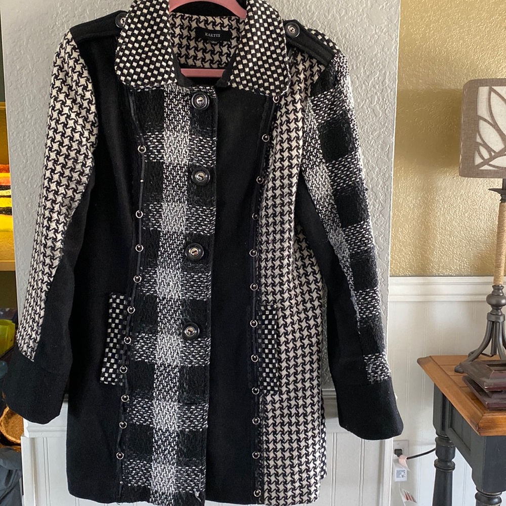 Ladies dress coat size L Brand -Kaktus used but ingood condition Color blk & whi